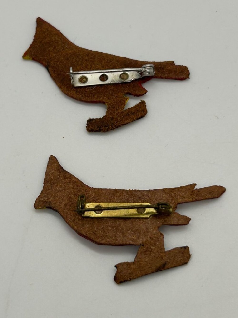 Vintage Cardinal Brooch Handcrafted Leather Birds Hand Painted - Picture 14 of 15